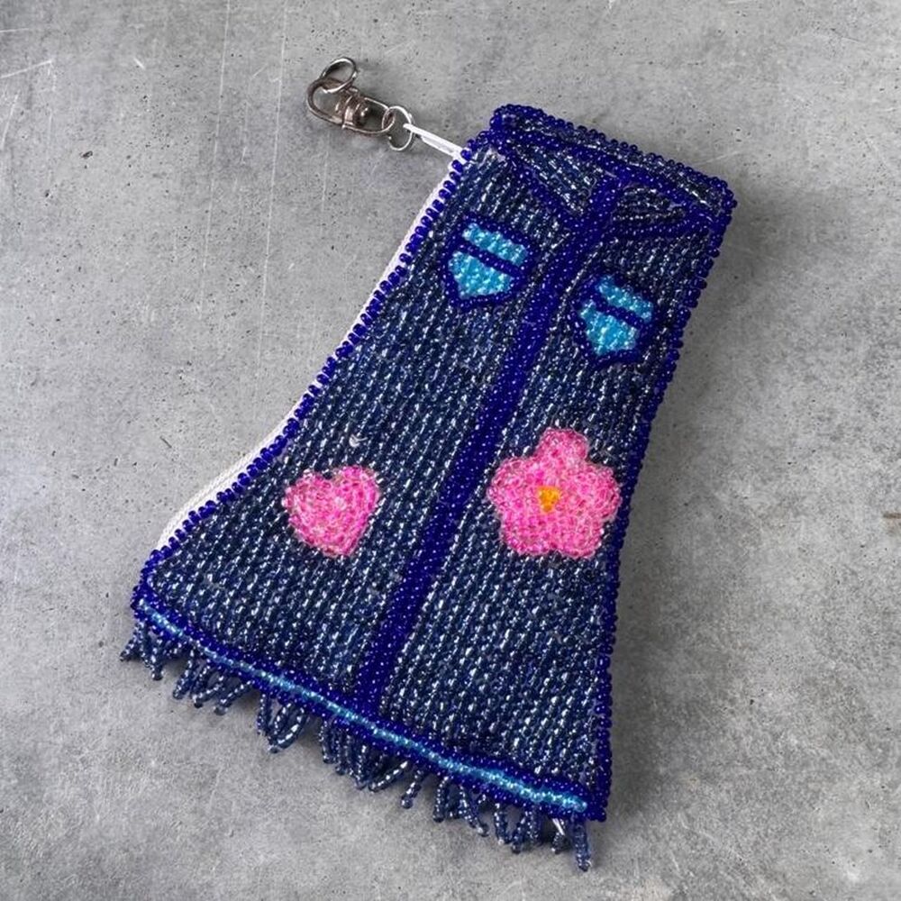 Blue denim jeans beaded keychain with pink flower design - Picture 3 of 3